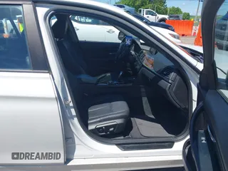 2013 BMW 3 Series 328i xDrive с VIN WBA3B5G55DNS04935, выставлен на аукционе IAAI как лот 42205399 с пробегом 127 913 миль миль и . История ставок и продаж доступна на DreamBid. Изображение 5.