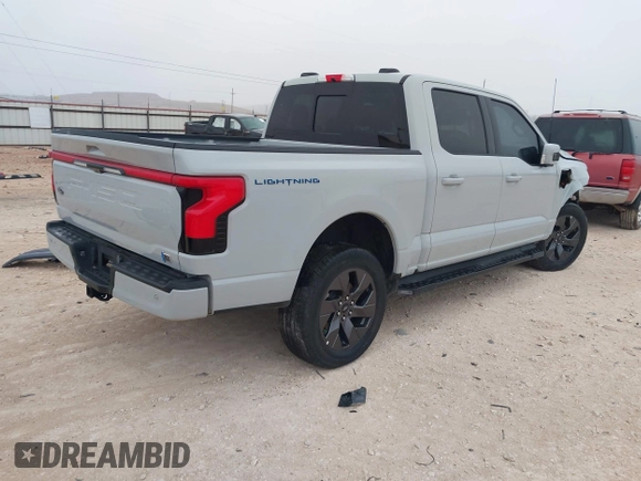2023 Ford F-150 Lightning Pro z VIN 1FTVW1EL7PWG19070, wystawiony jako IAAI lot #41536193 z przebiegiem 22 654 mil mil oraz . Historia ofert i sprzedaży dostępna na DreamBid. Obrazek 4.