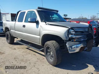 2000 Chevrolet Silverado 2500 LT with VIN 1GCGK29U1YE263011, listed as a IAAI auction lot 41634632 with 179,346 mi miles. Bid and sale history available at carsss.com. Image 1.