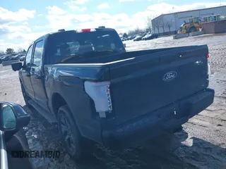 2024 Ford F-150 Lightning XLT z VIN 1FTVW3LK3RWG06339, wystawiony jako IAAI lot #41664763 z przebiegiem 9 891 mil mil oraz . Historia ofert i sprzedaży dostępna na DreamBid. Obrazek 3.