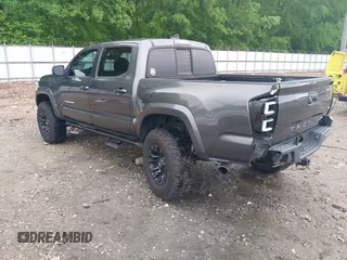 2017 Toyota Tacoma SR5 z VIN 3TMAZ5CN9HM044182, wystawiony jako IAAI lot #42116303 z przebiegiem 92 577 mil mil oraz . Historia ofert i sprzedaży dostępna na DreamBid. Obrazek 3.