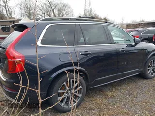 2016 Volvo XC90 T6 Momentum with VIN YV4A22PK5G1061802, listed as a IAAI auction lot 38577183 with 109,291 mi miles. Bid and sale history available at carsss.com. Image 4.