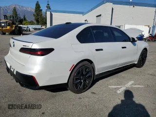 2024 BMW i7 eDrive50 z VIN WBY43EJ04RCS69245, wystawiony jako Copart lot #81666614 z przebiegiem 4594 mil mil oraz Szkody całkowita. Historia ofert i sprzedaży dostępna na DreamBid. Obrazek 3.