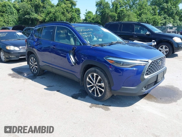 2022 Toyota Corolla Cross XLE z VIN 7MUDAABG4NV004836, wystawiony jako IAAI lot #42546573 z przebiegiem 23 821 mil mil oraz . Historia ofert i sprzedaży dostępna na DreamBid. Obrazek 1.