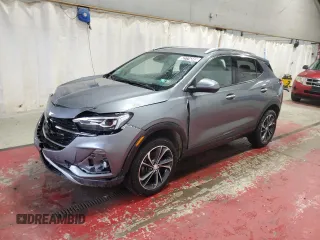 2021 Buick Encore GX Essence z VIN KL4MMGSL3MB170153, wystawiony jako Copart lot #52774345 z przebiegiem 81 292 mil mil oraz Szkoda całkowita • Salvage title. Historia ofert i sprzedaży dostępna na DreamBid. Obrazek 1.