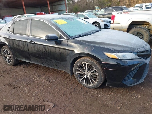 2020 Toyota Camry SE z VIN 4T1G11AK3LU945597, wystawiony jako IAAI lot #41292468 z przebiegiem 116 763 mil mil oraz . Historia ofert i sprzedaży dostępna na DreamBid. Obrazek 1.