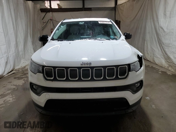 2022 Jeep Compass Altitude with VIN 3C4NJDBB7NT132370, listed as a Copart auction lot 85887934 with 29,143 mi miles and Salvage Title. Bid and sale history available at carsss.com. Image 5.