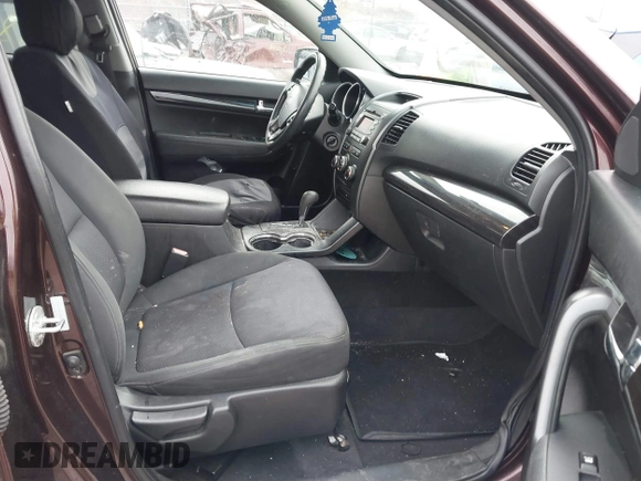 2011 Kia Sorento LX with VIN 5XYKT4A15BG158099, listed as a IAAI auction lot 41641344 with 171,289 mi miles. Bid and sale history available at carsss.com. Image 5.