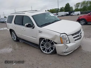2013 Cadillac Escalade Premium z VIN 1GYS4CEF8DR272495, wystawiony jako IAAI lot #42245832 z przebiegiem 203 818 mil mil oraz . Historia ofert i sprzedaży dostępna na DreamBid. Obrazek 1.