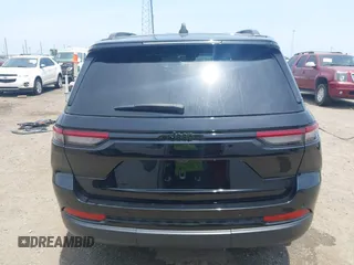 2023 Jeep Grand Cherokee Laredo z VIN 1C4RJGAG7PC648078, wystawiony jako IAAI lot #42474047 z przebiegiem 25 663 mil mil oraz . Historia ofert i sprzedaży dostępna na DreamBid. Obrazek 17.