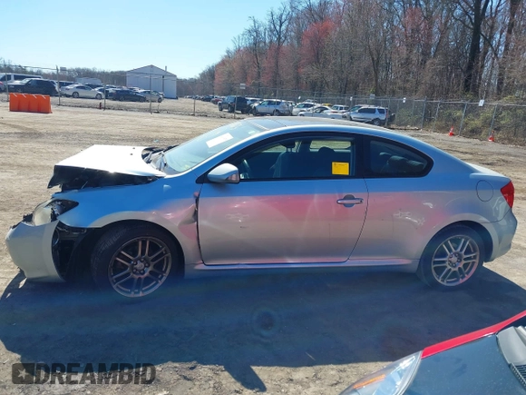 2005 Scion tC z VIN JTKDE177550057676, wystawiony jako IAAI lot #41883875 z przebiegiem 133 014 mil mil oraz . Historia ofert i sprzedaży dostępna na DreamBid. Obrazek 14.