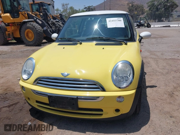 2006 MINI Hardtop с VIN WMWRC33576TK65655, выставлен на аукционе IAAI как лот 42453780 с пробегом 42 960 миль миль и . История ставок и продаж доступна на DreamBid. Изображение 6.