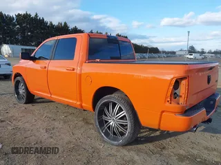 2017 Ram 1500 Night z VIN 1C6RR7MT6HS570778, wystawiony jako IAAI lot #41596704 z przebiegiem 122 878 mil mil oraz . Historia ofert i sprzedaży dostępna na DreamBid. Obrazek 3.
