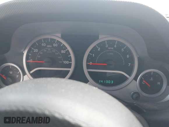 2008 Jeep Wrangler Sahara z VIN 1J4FA54158L640474, wystawiony jako IAAI lot #42243860 z przebiegiem 141 303 mil mil oraz . Historia ofert i sprzedaży dostępna na DreamBid. Obrazek 7.