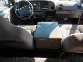 2000 Dodge 1500 z VIN 3B7HF13Z6YG139252, wystawiony jako Copart lot #47796595 z przebiegiem 149 542 mil mil oraz Czysty tytuł • Clean title. Historia ofert i sprzedaży dostępna na DreamBid. Obrazek 8.