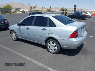 2007 Ford Focus S z VIN 1FAHP34NX7W163158, wystawiony jako IAAI lot #42586421 z przebiegiem 123 131 mil mil oraz . Historia ofert i sprzedaży dostępna na DreamBid. Obrazek 3.