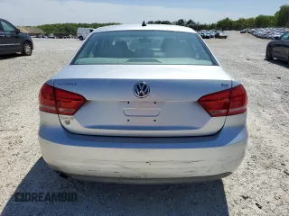 2014 Volkswagen Passat S z VIN 1VWAS7A37EC027201, wystawiony jako Copart lot #53064565 z przebiegiem 105 824 mil mil oraz Szkody całkowita. Historia ofert i sprzedaży dostępna na DreamBid. Obrazek 6.
