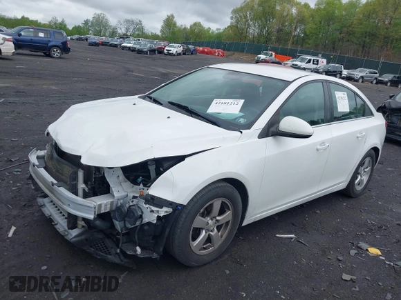 2014 Chevrolet Cruze 1LT z VIN 1G1PC5SBXE7435942, wystawiony jako IAAI lot #42181212 z przebiegiem 113 476 mil mil oraz . Historia ofert i sprzedaży dostępna na DreamBid. Obrazek 2.