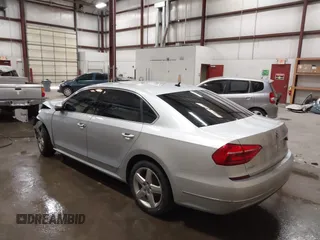 2016 Volkswagen Passat S z VIN 1VWAS7A30GC013577, wystawiony jako IAAI lot #42231654 z przebiegiem 84 918 mil mil oraz . Historia ofert i sprzedaży dostępna na DreamBid. Obrazek 3.