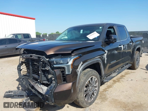 2024 Toyota Tundra Limited z VIN 5TFJA5DB9RX156634, wystawiony jako IAAI lot #41999055 z przebiegiem 29 692 mil mil oraz . Historia ofert i sprzedaży dostępna na DreamBid. Obrazek 2.