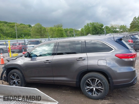 2017 Toyota Highlander LE with VIN 5TDBZRFH0HS484454, listed as a IAAI auction lot 42338740 with 58,047 mi miles and . Bid and sale history available at DreamBid. Image 14.