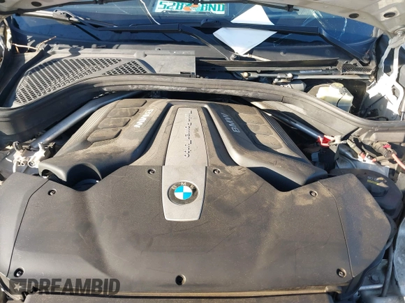 2015 BMW X5 xDrive50i z VIN 5UXKR6C58F0J78013, wystawiony jako IAAI lot #41335257 z przebiegiem Nie podano mil oraz . Historia ofert i sprzedaży dostępna na DreamBid. Obrazek 10.