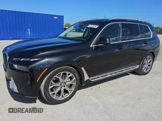 2024 BMW X7 xDrive40i z VIN 5UX23EM07R9V08996, wystawiony jako Copart lot #56997025 z przebiegiem 27 719 mil mil oraz Tytuł czysty. Historia ofert i sprzedaży dostępna na DreamBid. Obrazek 1.