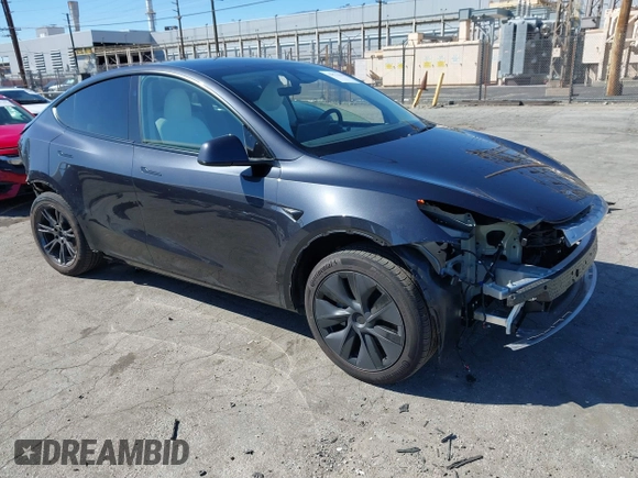 2025 Tesla Model Y Long Range z VIN 7SAYGDED0SF314885, wystawiony jako IAAI lot #41871384 z przebiegiem 1 795 mil mil oraz . Historia ofert i sprzedaży dostępna na DreamBid. Obrazek 1.