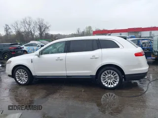2012 Lincoln MKT EcoBoost z VIN 2LMHJ5AT6CBL50239, wystawiony jako IAAI lot #41923179 z przebiegiem 215 418 mil mil oraz . Historia ofert i sprzedaży dostępna na DreamBid. Obrazek 13.