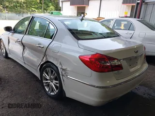 2013 Hyundai Genesis 3.8L z VIN KMHGC4DDXDU237728, wystawiony jako IAAI lot #42402839 z przebiegiem 134 977 mil mil oraz . Historia ofert i sprzedaży dostępna na DreamBid. Obrazek 3.