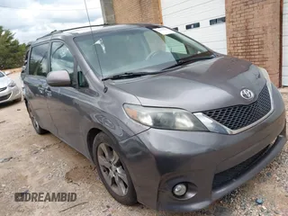 2012 Toyota Sienna SE z VIN 5TDXK3DC2CS235211, wystawiony jako IAAI lot #42390354 z przebiegiem 242 602 mil mil oraz . Historia ofert i sprzedaży dostępna na DreamBid. Obrazek 1.
