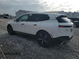 2022 BMW iX xDrive50 z VIN WB523CF07NCK63449, wystawiony jako Copart lot #82612884 z przebiegiem 18 961 mil mil oraz Szkody całkowita. Historia ofert i sprzedaży dostępna na DreamBid. Obrazek 2.