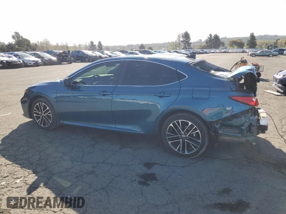 2025 Toyota Camry LE z VIN 4T1DBADK3SU502862, wystawiony jako Copart lot #51853575 z przebiegiem 31 601 mil mil oraz Szkoda całkowita • Salvage title. Historia ofert i sprzedaży dostępna na DreamBid. Obrazek 2.