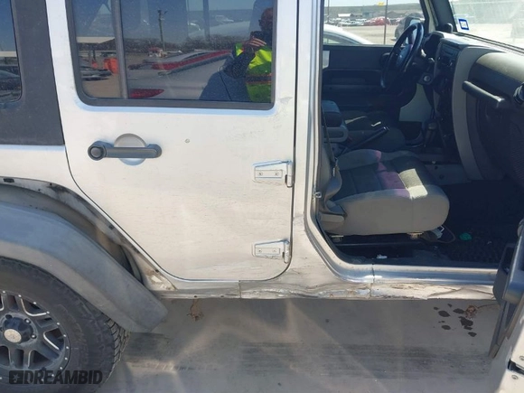 2007 Jeep Wrangler Unlimited X with VIN 1J4GA39197L161975, listed as a IAAI auction lot 41742409 with 270,227 mi miles. Bid and sale history available at carsss.com. Image 18.