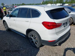 2018 BMW X1 xDrive28i z VIN WBXHT3C34J5F89162, wystawiony jako IAAI lot #42254400 z przebiegiem 131 979 mil mil oraz . Historia ofert i sprzedaży dostępna na DreamBid. Obrazek 3.