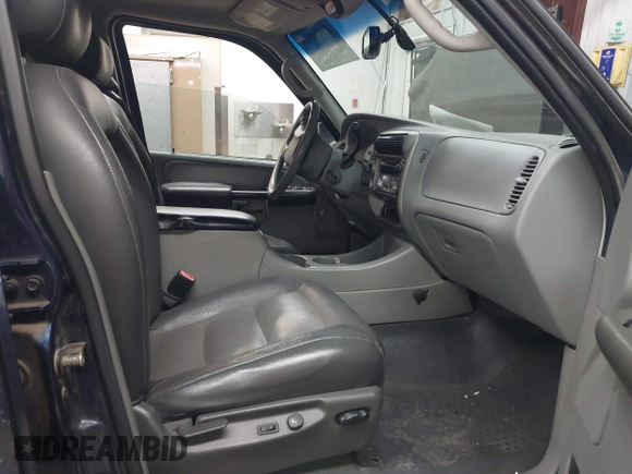 2003 Ford Explorer Sport Trac XLS z VIN 1FMDU77E03UC07089, wystawiony jako IAAI lot #41938966 z przebiegiem 128 982 mil mil oraz . Historia ofert i sprzedaży dostępna na DreamBid. Obrazek 5.