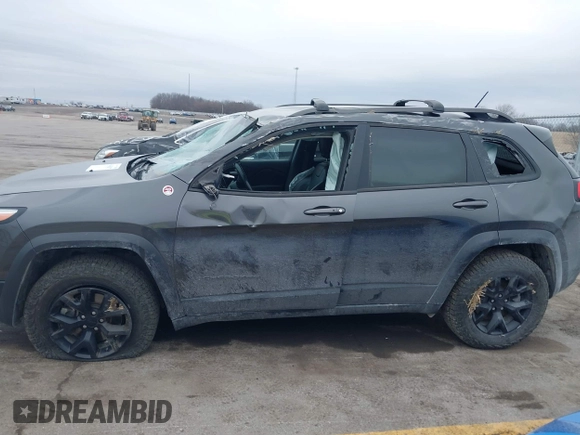 2015 Jeep Cherokee Trailhawk with VIN 1C4PJMBS0FW668730, listed as a IAAI auction lot 41462037 with 83,454 mi miles. Bid and sale history available at carsss.com. Image 14.