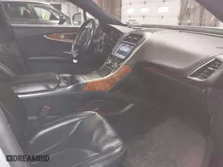 2019 Lincoln Nautilus Reserve with VIN 2LMPJ8LP4KBL25142, listed as a IAAI auction lot 41340444 with 105,757 mi miles. Bid and sale history available at carsss.com. Image 5.