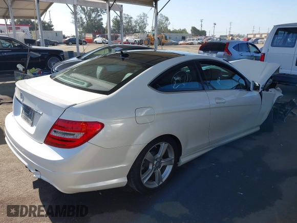 2013 Mercedes-Benz C 250 с VIN WDDGJ4HBXDG032143, выставлен на аукционе IAAI как лот 42517710 с пробегом Не указан миль и . История ставок и продаж доступна на DreamBid. Изображение 4.