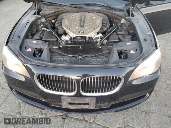2011 BMW 7 Series 750i z VIN WBAKA8C57BCY36575, wystawiony jako Copart lot #77526024 z przebiegiem 120 087 mil mil oraz Czysty tytuł • Clean title. Historia ofert i sprzedaży dostępna na DreamBid. Obrazek 11.