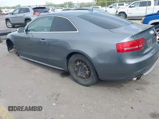 2012 Audi S5 Premium Plus z VIN WAUCVAFR0CA001543, wystawiony jako IAAI lot #42087961 z przebiegiem 100 951 mil mil oraz . Historia ofert i sprzedaży dostępna na DreamBid. Obrazek 3.