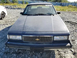 1989 Chevrolet Celebrity z VIN 1G1AW51W8K6185894, wystawiony jako Copart lot #75610854 z przebiegiem 111 268 mil mil oraz Tytuł czysty. Historia ofert i sprzedaży dostępna na DreamBid. Obrazek 5.