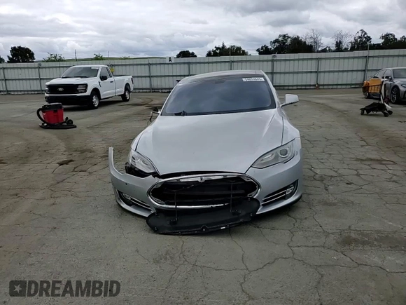 2014 Tesla Model S 60 z VIN 5YJSA1H11EFP43395, wystawiony jako Copart lot #54653845 z przebiegiem 120 180 mil mil oraz Szkoda całkowita • Salvage title. Historia ofert i sprzedaży dostępna na DreamBid. Obrazek 13.