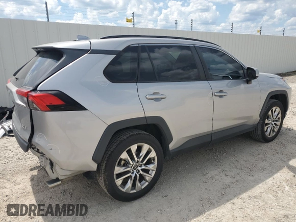 2021 Toyota RAV4 XLE Premium z VIN 2T3C1RFV9MW104408, wystawiony jako Copart lot #64117035 z przebiegiem 54 946 mil mil oraz Szkoda całkowita • Salvage title. Historia ofert i sprzedaży dostępna na DreamBid. Obrazek 3.