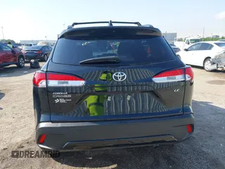 2024 Toyota Corolla Cross LE z VIN 7MUCAAAG8RV083172, wystawiony jako IAAI lot #42049180 z przebiegiem 26 642 mil mil oraz . Historia ofert i sprzedaży dostępna na DreamBid. Obrazek 16.