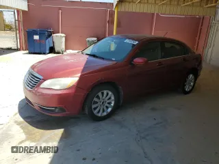 2013 Chrysler 200 Touring z VIN 1C3CCBBB8DN679026, wystawiony jako Copart lot #57943265 z przebiegiem 158 130 mil mil oraz Czysty tytuł • Clean title. Historia ofert i sprzedaży dostępna na DreamBid. Obrazek 1.