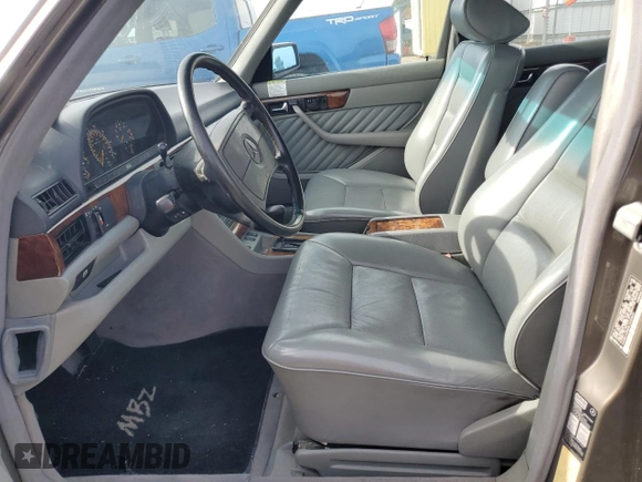 1990 Mercedes-Benz 560 with VIN WDBCA39E3LA553622, listed as a Copart auction lot 81530904 with 142,614 mi miles and Clean Title. Bid and sale history available at DreamBid. Image 7.