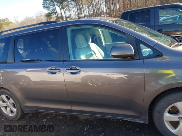 2017 Toyota Sienna LE Auto Access Seat с VIN 5TDKZ3DC9HS772056, выставлен на аукционе IAAI как лот 41435461 с пробегом 158 777 миль миль и . История ставок и продаж доступна на DreamBid. Изображение 13.