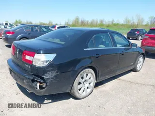 2007 Lincoln MKZ z VIN 3LNHM26TX7R636306, wystawiony jako IAAI lot #42220142 z przebiegiem 152 728 mil mil oraz . Historia ofert i sprzedaży dostępna na DreamBid. Obrazek 4.