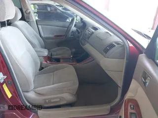 2002 Toyota Camry LE z VIN 4T1BE30K02U096796, wystawiony jako IAAI lot #42230108 z przebiegiem 249 883 mil mil oraz . Historia ofert i sprzedaży dostępna na DreamBid. Obrazek 5.